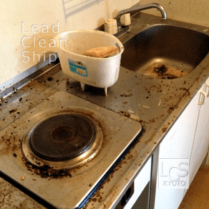 1K部屋キッチンの掃除前