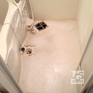 清掃前の汚れた浴室