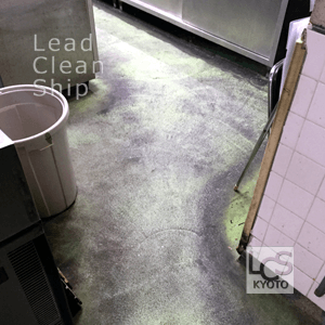 厨房床面清掃前３