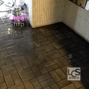 エントランスホールの洗浄作業