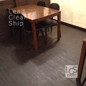 居酒屋の汚れた床