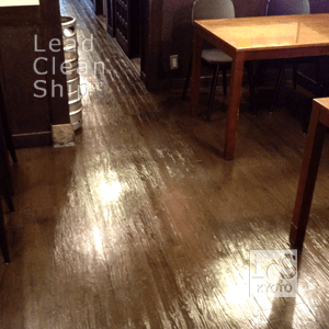 居酒屋の清掃後のキレイな床
