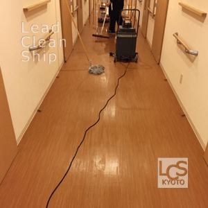 老人ホーム様で床面洗浄