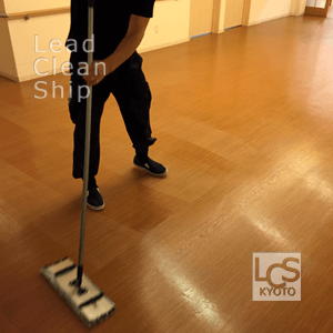 施設ワックス塗布施工中