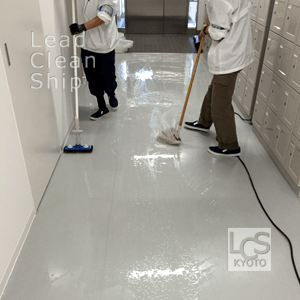 施設の床面洗浄中
