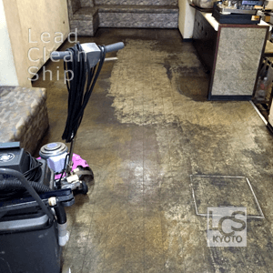 喫茶店の床面ワックス剥離