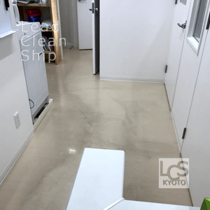 動物病院の床清掃前