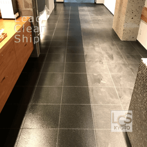 御影石の保護剤施工中