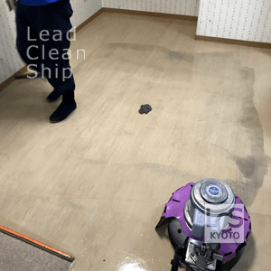 施設の床面洗浄ワックス施工中