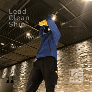 ホテルの天井清掃作業中