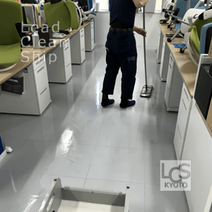 事務所のワックス清掃中