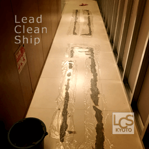 ライムストーンのしみ抜き作業中