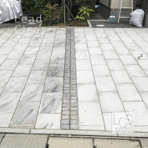 白御影石の洗浄中