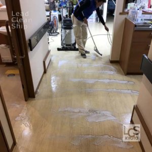 老人ホームの床面洗浄中