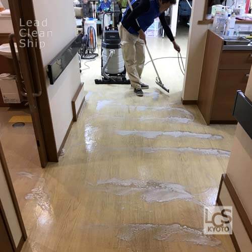 老人ホームの床面洗浄中