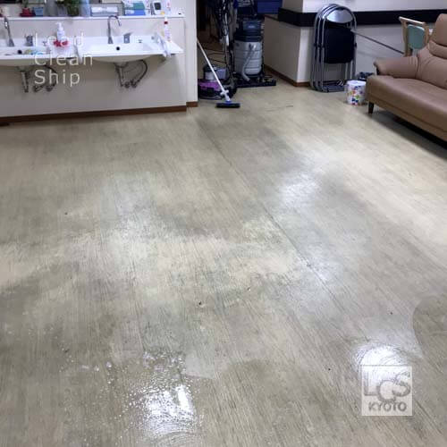 老人ホームの床面洗浄前