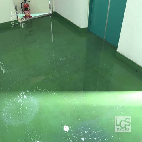 上京区のマンションワックス剥離中