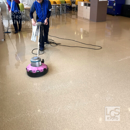 食堂のワックスがけ
