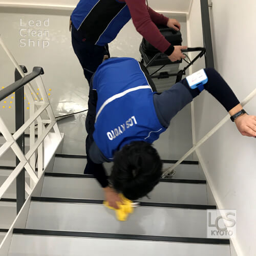 階段の洗浄作業