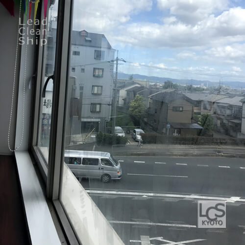 ガラスに付着した粘着剤