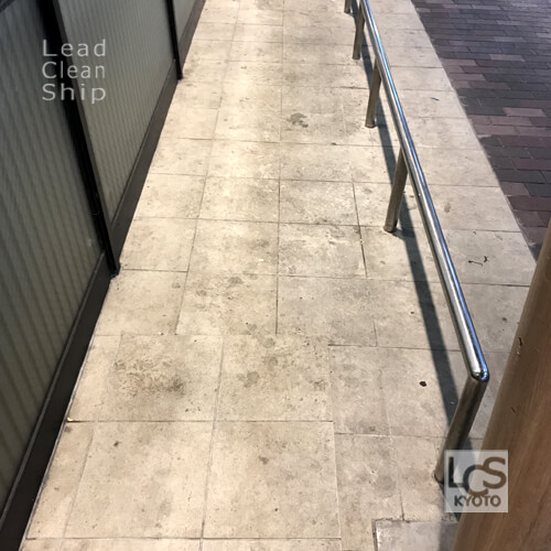 洗浄前の犬走り