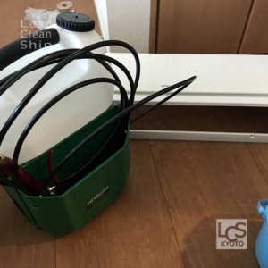 福祉施設のエアコン洗浄・洗浄中