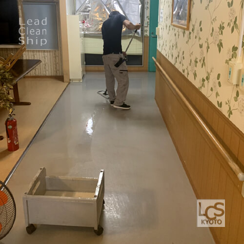 大阪府松原市の福祉施設のワックス塗布作業