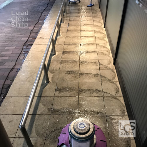 犬走りの洗浄作業