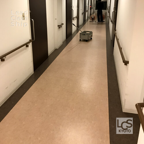 福祉施設の廊下をワックス