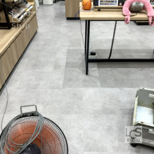 携帯電話端末ショップでワックスがけ