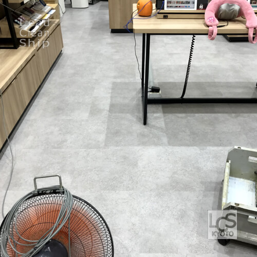 携帯電話端末ショップでワックスがけ