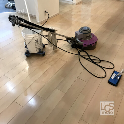 整骨院さまで床の洗浄作業