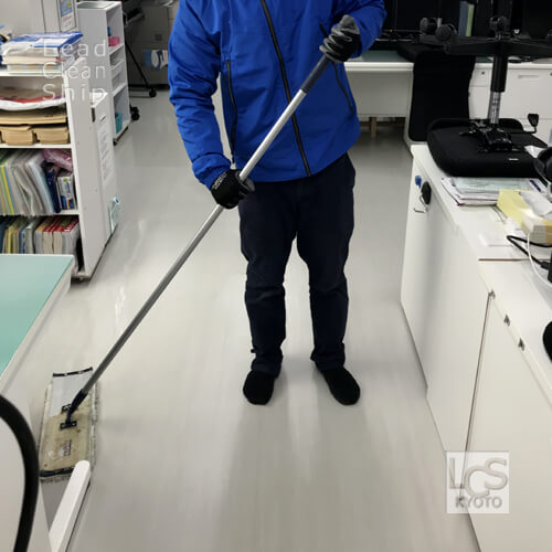 事務所のワックスがけ作業中