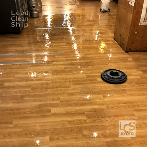 飲食店の床洗浄準備中