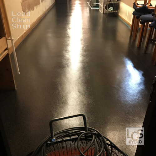 飲食店のワックスがけ乾燥中