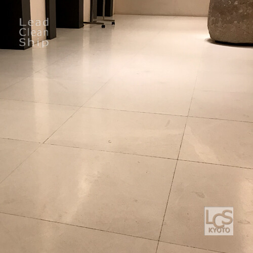 歩行などで汚れた石灰岩