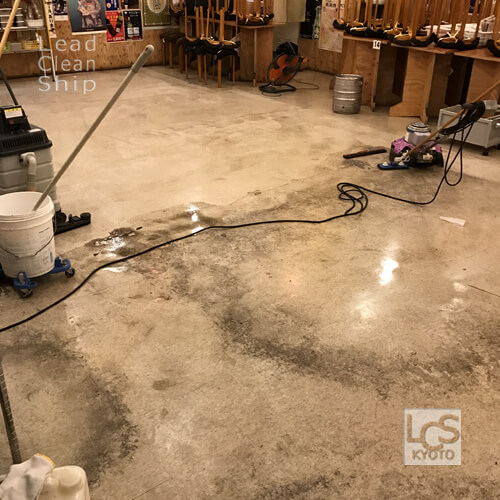 やたいや四条大宮店様で床面洗浄作業