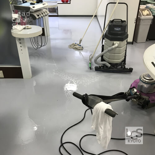小児歯科クリニックさまで床面洗浄作業