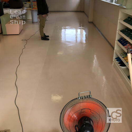 亀岡市のクリニックさま床ワックス作業中