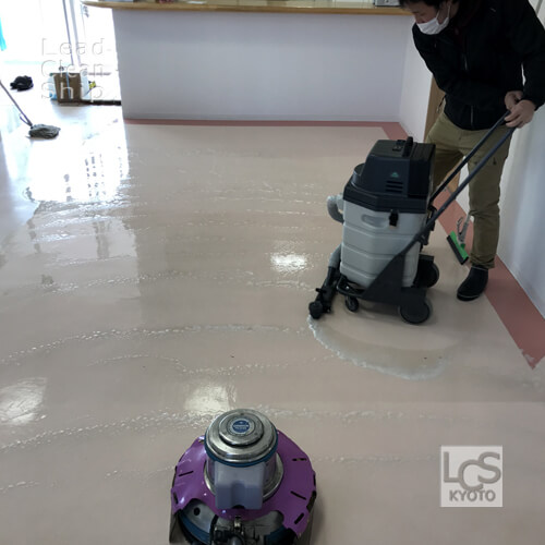 亀岡市のクリニックさま床洗浄作業中