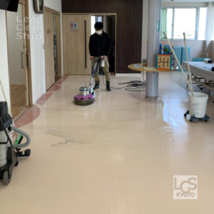亀岡市のクリニックさま床洗浄作業中2