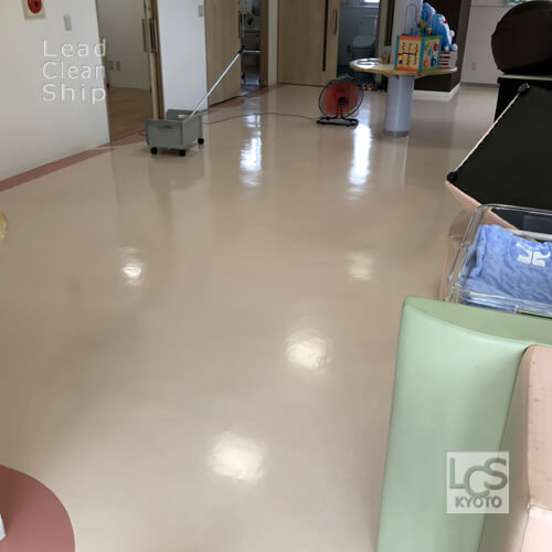 亀岡市のクリニックさま床ワックス乾燥中