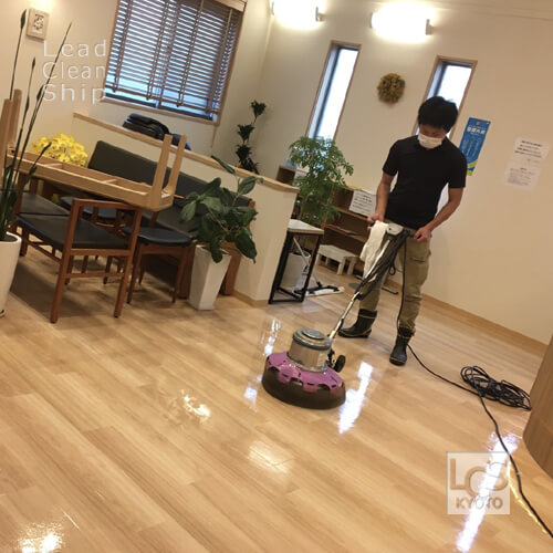 京都市伏見区のクリニックさまで床面洗浄中