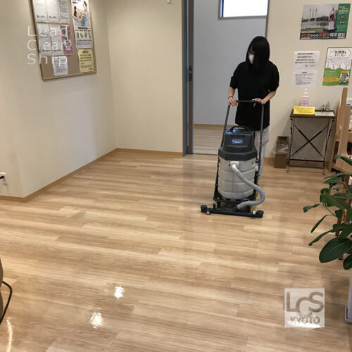 京都市伏見区のクリニックさまで床面洗浄中2