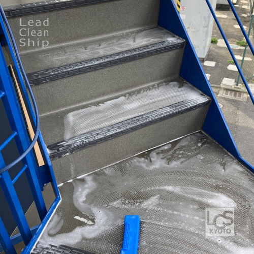 京都市下京区アパート階段洗浄中