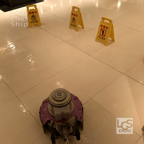 五つ星ホテルさまで床研磨作業1