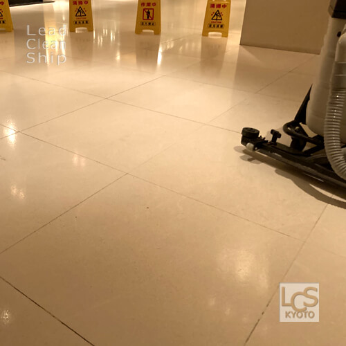 五つ星ホテルさまで床研磨作業２