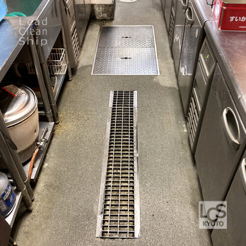 飲食店さま厨房床洗浄後