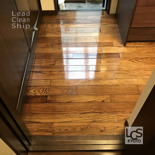 フローリングのニス塗装作業後