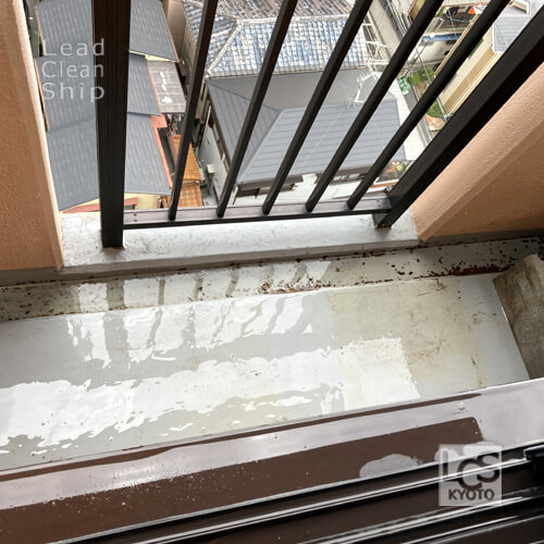 ベランダ丸洗い鳥糞除去後：向日市